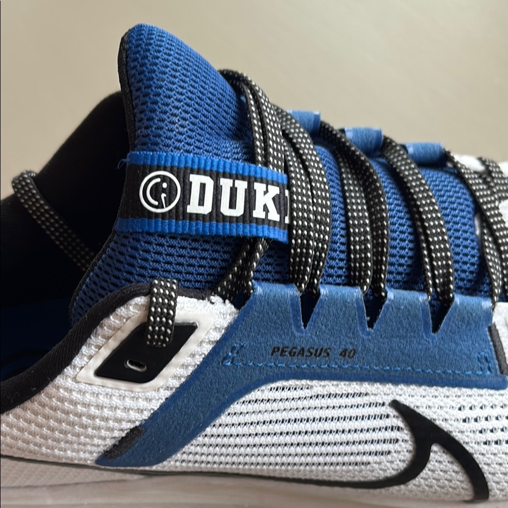 Nike Duke Pegasus 40 Sneaker, Like New - Picture 7 of 7